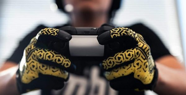 Ironclad Console Gaming Gloves, Precision Fit, Performance Grip, Touchscreen Compatible, Machine Washable, (1 Pair), Size M (ES-CNSL-03-M) - Image 4